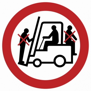 Znak Zakaz przewozu osób na urządzeniach transportowych płyta sztywna PCV GB002