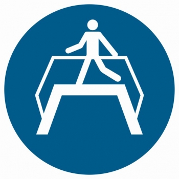 GJ023 Nakaz przechodzenia pomostem