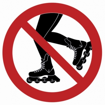 Znak Zakaz jazdy na rolkach płyta sztywna PCV NC029